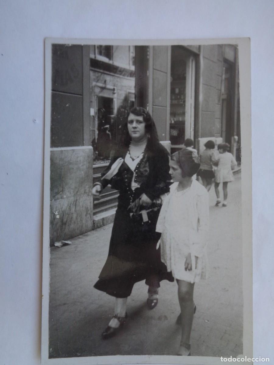 Antique Photography: MINUTERO DE FOTOGRAFO CALLEJERO DE MUJER CON VELO Y NI&Ntilde;A PASEANDO , A&Ntilde;OS 30