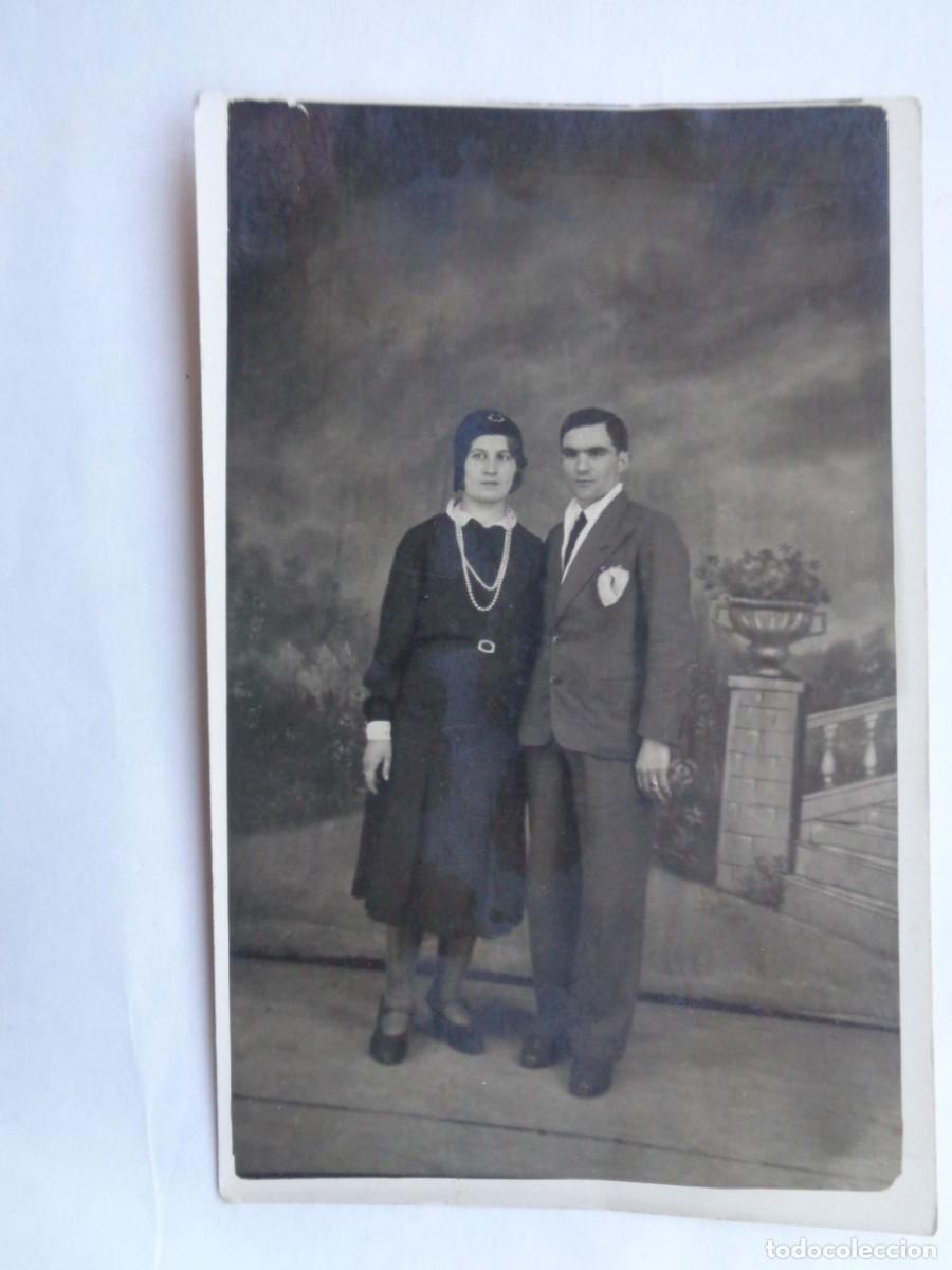 Antique Photography: PRECIOSA FOTO DE ESTUDIO DE PAREJA DE PRINCIPIOS DE SIGLO, FONDO DECORADO