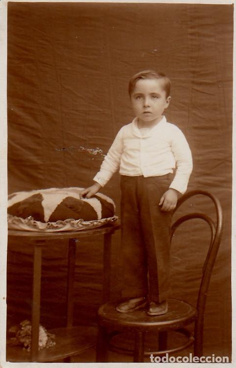 Antique Photography: Ni&ntilde;o serio encima de una silla. A&ntilde;os 20 &ntilde; aa