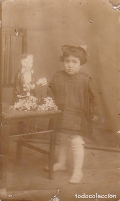 Antique Photography: Ni&ntilde;a con payaso de juguete. Mu&ntilde;eca. A&ntilde;os 20 &ntilde; aa