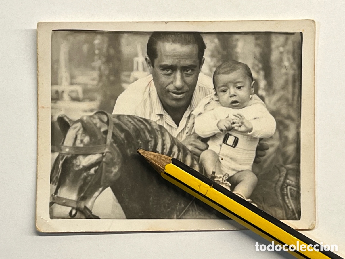 Antique Photography: MINUTEROS, fot&oacute;grafos de calle.. el peque&ntilde;o Miguelin en brazos de su padre .. (h.1955?)
