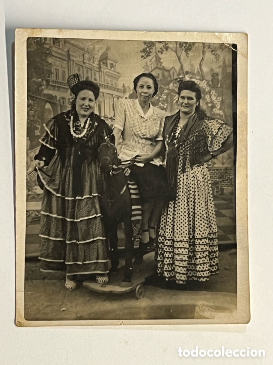 Antique Photography: MINUTEROS.. Fotograf&iacute;a j&oacute;venes de Faralaes en la Feria del pueblo.. (h.1945?) decorado de feria..