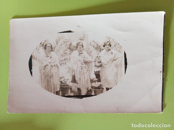 Fotograf&iacute;a antigua: ANTIGUA FOTOGRAF&Iacute;A. SE&Ntilde;ORAS CON TRAJE T&Iacute;PICO. MANT&Oacute;N.