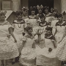 Fotografía antigua: FOTOGRAFÍA TARJETA POSTAL - FOTO SIRVENT, ALCOY - GRUPO CHICAS CARNAVAL PRINCIPIO 1900