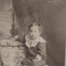 Fotografía antigua: FOTOGRAFÍA TARJETA POSTAL - FOTO PALACIO Y MATARREDONA, ALCOY - NIÑA EN POSADO 1912