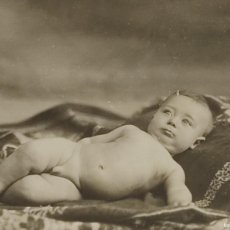 Fotografía antigua: FOTOGRAFÍA TARJETA POSTAL - FOTO SANCHIS, ALCOY - BEBE EN DIVAN PRINCIPIO DE 1900