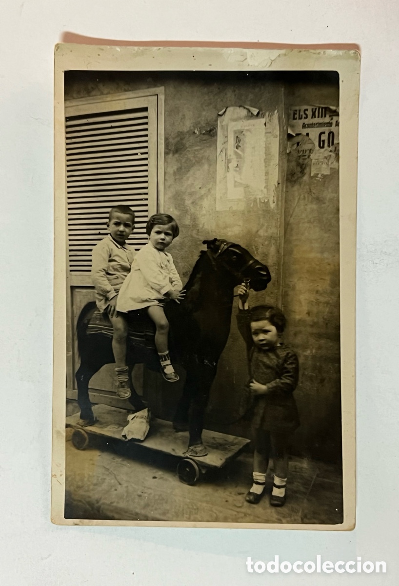 Fotograf&iacute;a antigua: NI&Ntilde;OS Y JUGUETES.. Fotograf&iacute;a de Postguerra. Subidos al Gran Caballo de Cart&oacute;n&hellip; (h.1940?)