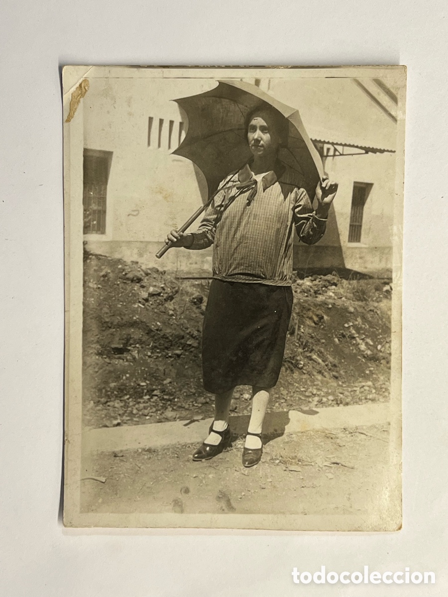 Fotograf&iacute;a antigua: SE&Ntilde;ORA CON PARAGUAS. Fotograf&iacute;a antigua.. la Se&ntilde;ora que se proteg&iacute;a del Sol&hellip; (h.1920?)