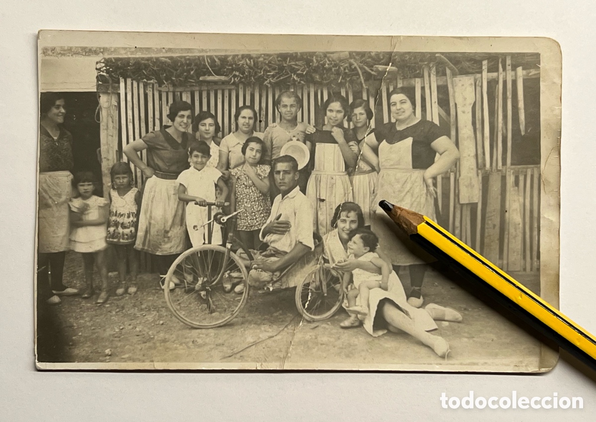 Fotograf&iacute;a antigua: EL JOVEN TULLIDO QUE SE MOV&Iacute;A EN BICICLETA.. rodeado de familiares y amigos &hellip; Fotograf&iacute;a (h.1930?)