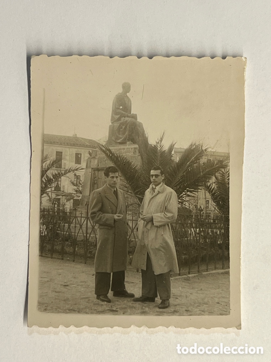 Fotograf&iacute;a antigua: MINUTERO. CACERES Monumento a Gabriel y Gal&aacute;n. CALDERA, laboratorio fotogr&aacute;fico (a.1945)