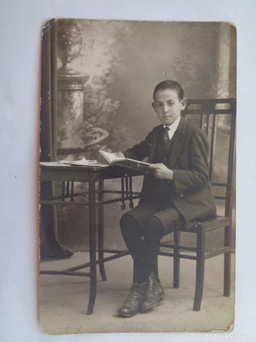 Fotograf&iacute;a antigua: PRECIOSA FOTO DE ESTUDIO DE NI&Ntilde;O LEYENDO, PRINCIPIOS SIGLO. DE SDAD. ARTCA. FOTOGRAFICA DE CACERES
