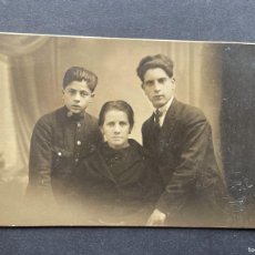 Fotografía antigua: 1920 - PAREJA DE HERMANOS CON SU MADRE - MILITAR - BARCELONA - LUMIERE