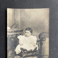 Fotografía antigua: 1920 - NIÑO SOBRE UNA SILLA - FOTOGRAFIA - BARCELONA