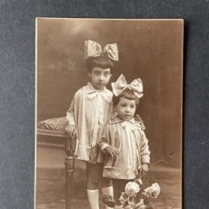 Fotografía antigua: 1920 - PAREJA DE NIÑAS CON GRAN LAZO EN LA CABEZA Y UNAS ROSAS - FOTOGRAFIA