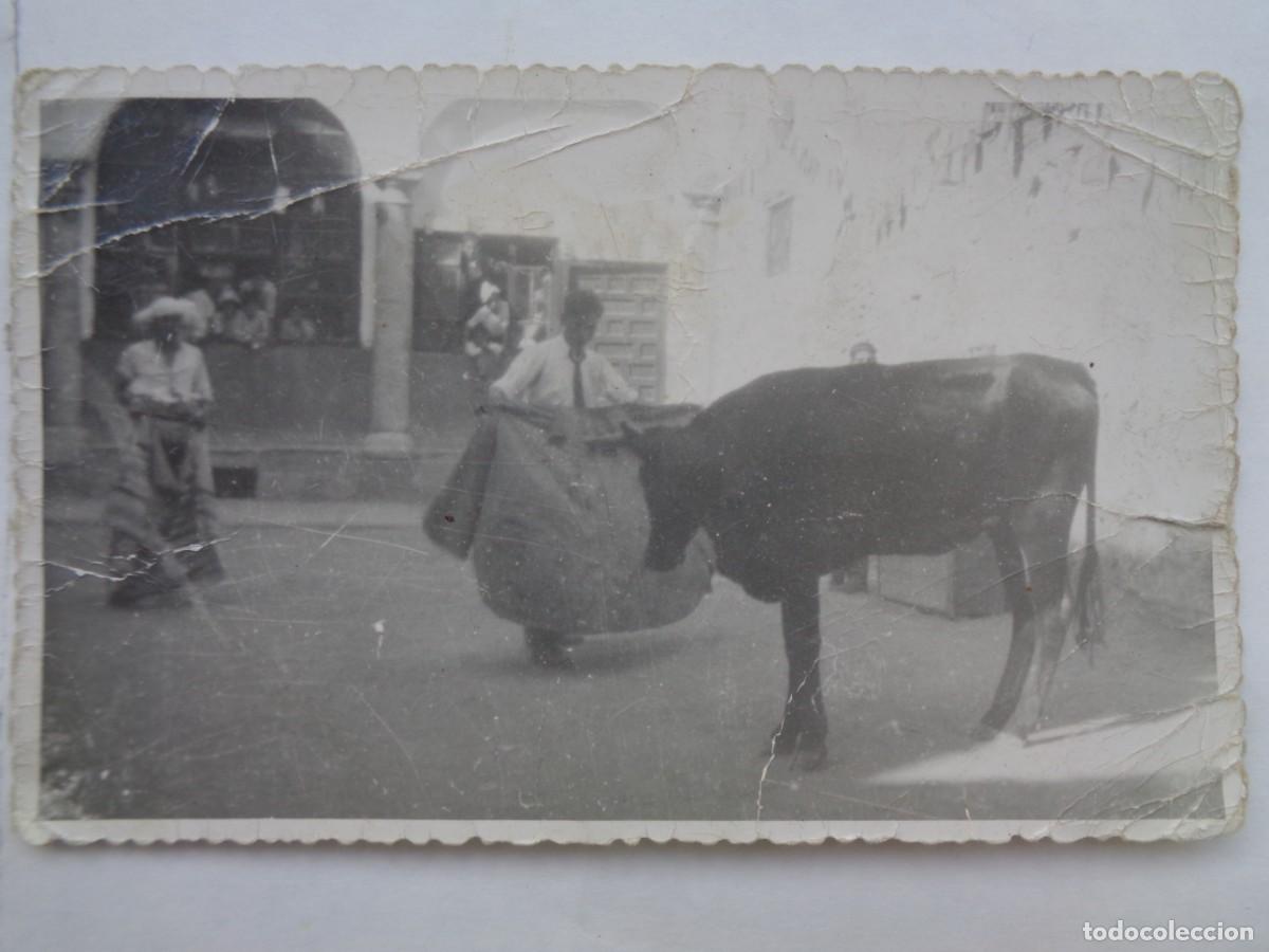 Fotograf&iacute;a antigua: FOTO DE UNA CAPEA EN UNA PLAZA PUBLICA DE ALGUN PUEBLO . &iexcl; MAL ESTADO !