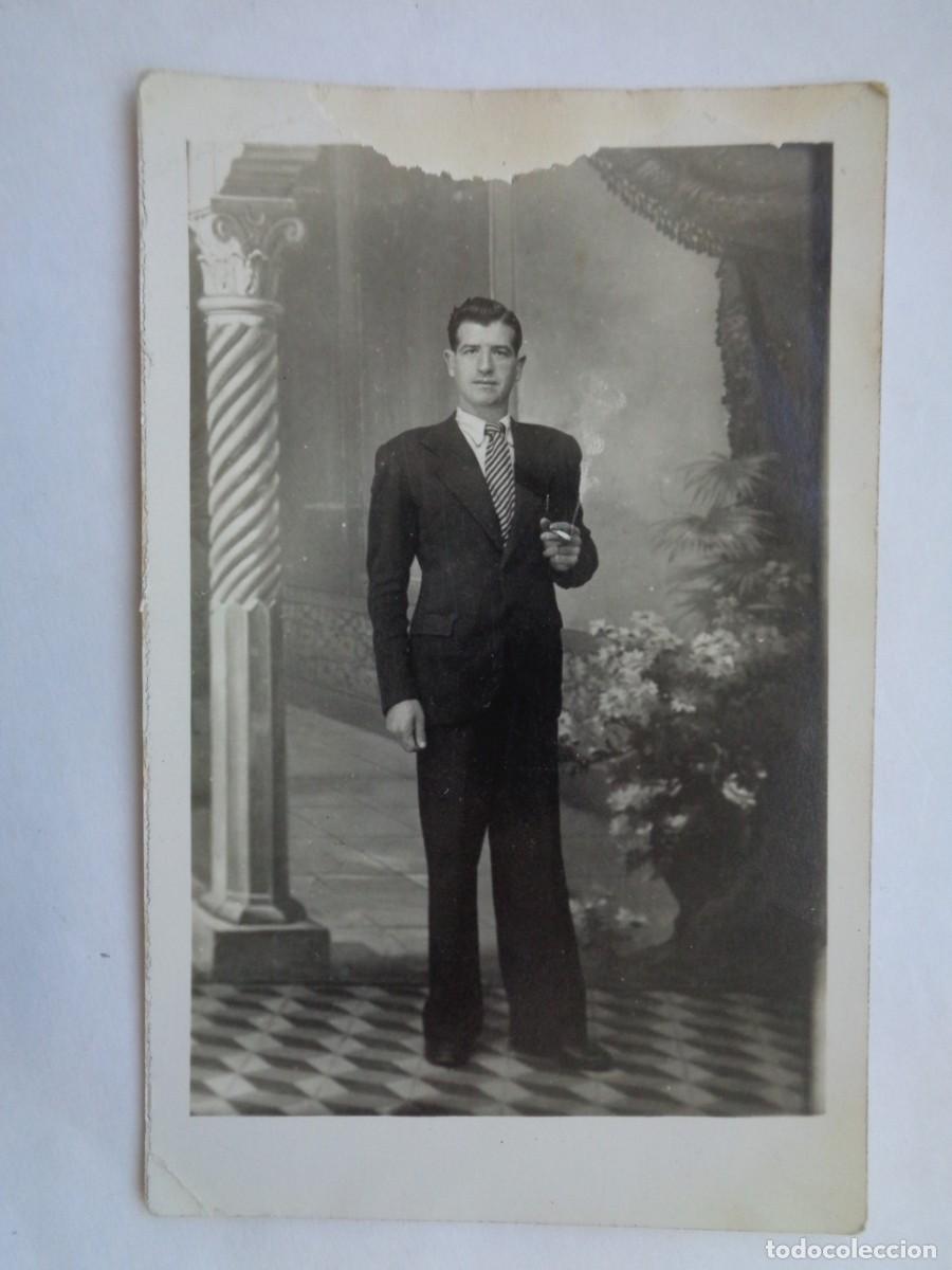 Fotograf&iacute;a antigua: BONITA FOTO DE ESTUDIO DE JOVEN ELEGANTE FUMANDO , FONDO DECORADO. PRINCIPIOS DE SIGLO