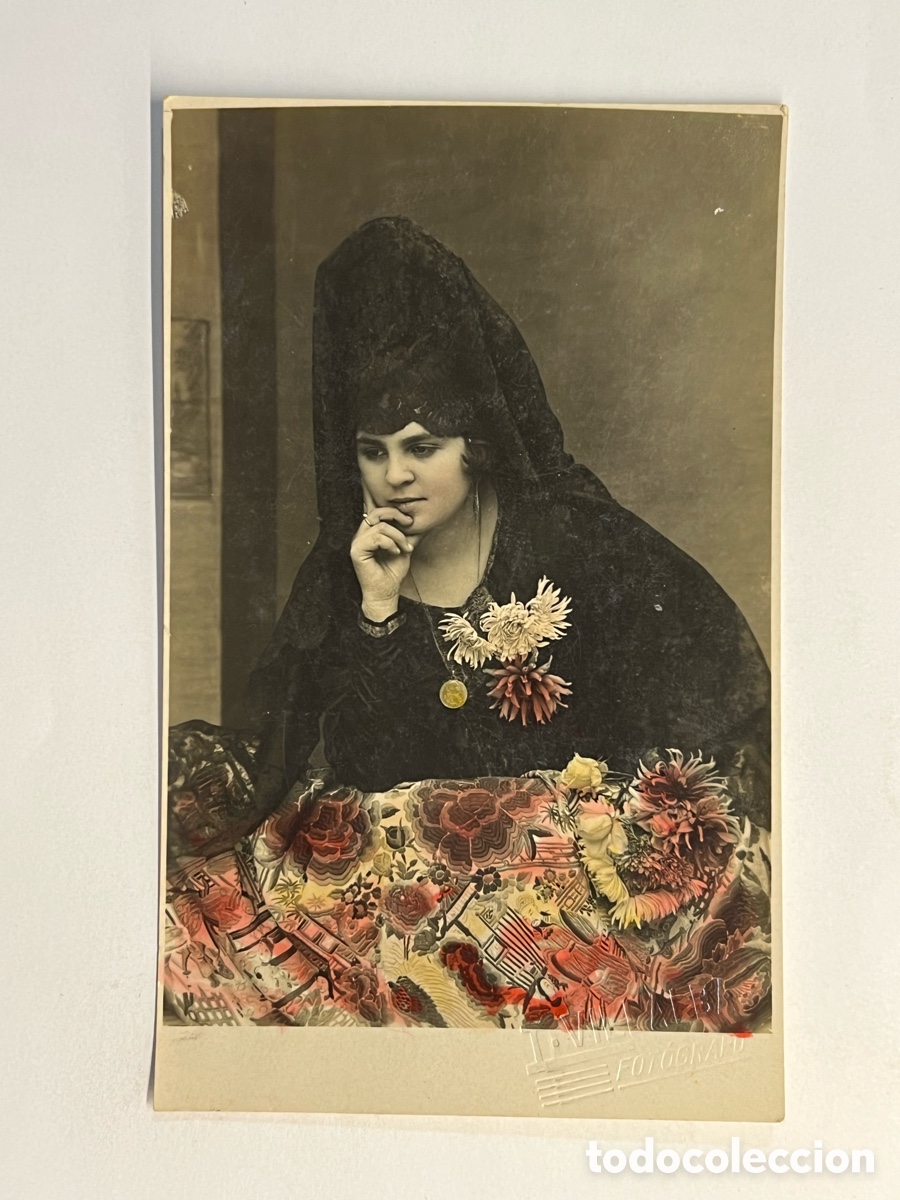 Fotografia antica: ARCIMBOLDO&hellip; Se&ntilde;ora con Peineta y Mantilla Negras.. Cubierta de colores y flores&hellip; (h.1920?)