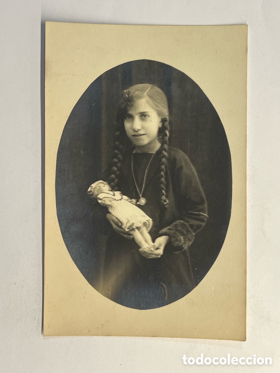 Fotograf&iacute;a antigua: NI&Ntilde;OS. Fotograf&iacute;a la Ni&ntilde;a de largas trenzas que acunaba a su mu&ntilde;eca de trapo.. (h.1920?)