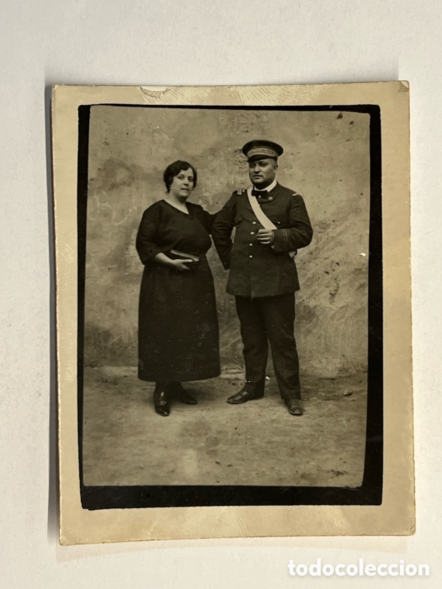 Fotograf&iacute;a antigua: MINUTEROS&hellip; El Conserje Municipal y Se&ntilde;ora, fot&oacute;grafos de calle (h.1930?)