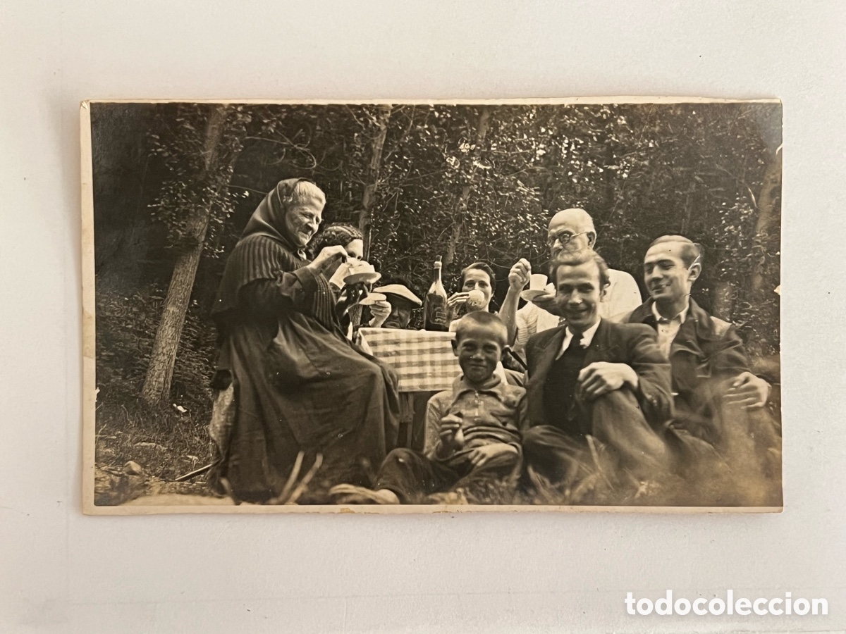 Fotograf&iacute;a antigua: FOTOGRAF&Iacute;A COSTUMBRISTA.. Familia pasando la jornada en el campo.. la hora del caf&eacute;&hellip; (h.1930?)