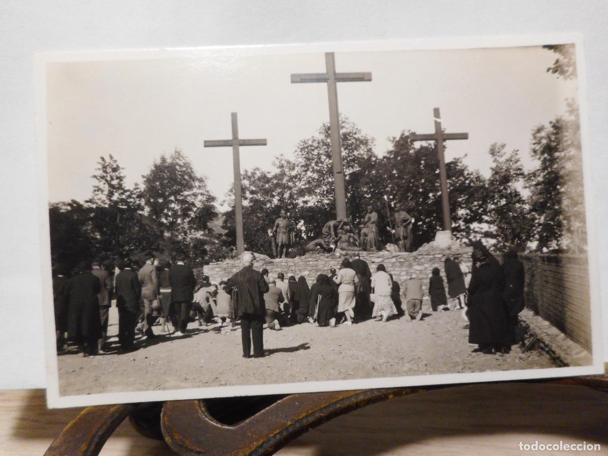 Fotograf&iacute;a antigua: ANTIGUA FOTOGRAFIA PERSONAS ORANDO CONJUNTO ESCULTORICO TRES CRUCES SIN IDENTIFICAR.