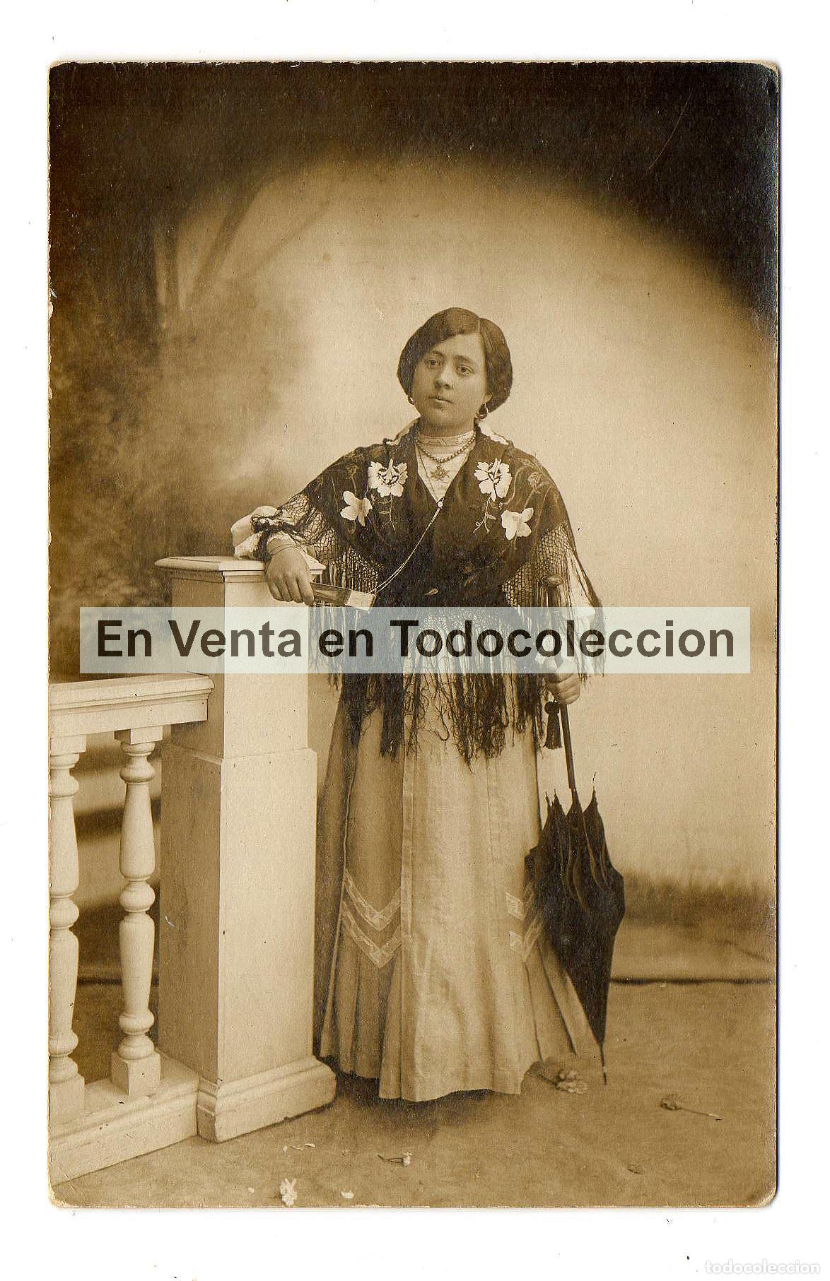 Fotograf&iacute;a antigua: A LA FERIA CON SOMBRILLA Y ABANICO. PRECAVIDA SE&Ntilde;ORITA.