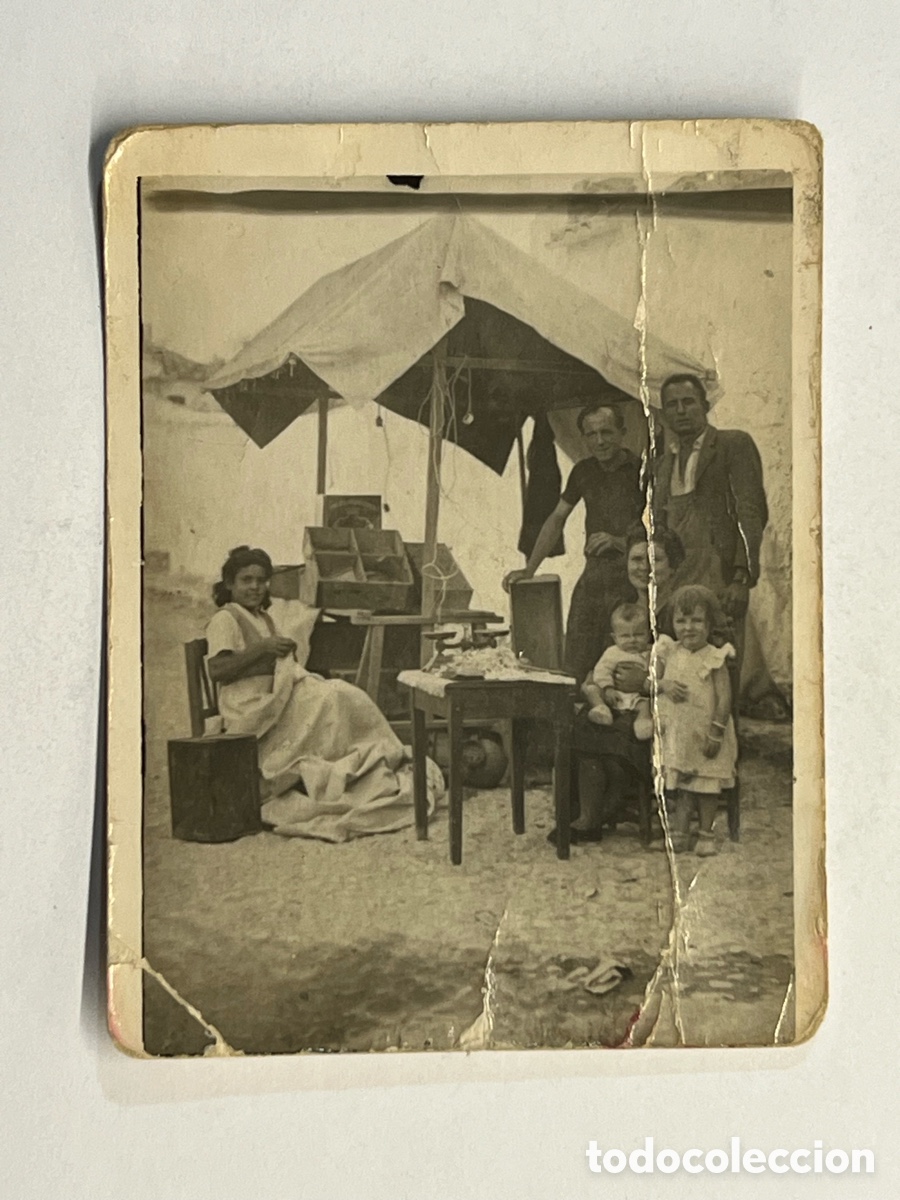 Fotograf&iacute;a antigua: MINUTEROS, fot&oacute;grafos de calle&hellip; el vendedor de.. ? Fotograf&iacute;a costumbrista (h.1945?) deslucida