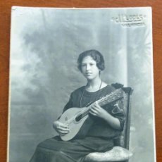 Fotografía antigua: FOTOGRAFÍA DE UNA JOVEN SENTADA CON BANDURRIA FECHADA 1924 - FOTÓGRAFO J. LLOPIS, VALENCIA