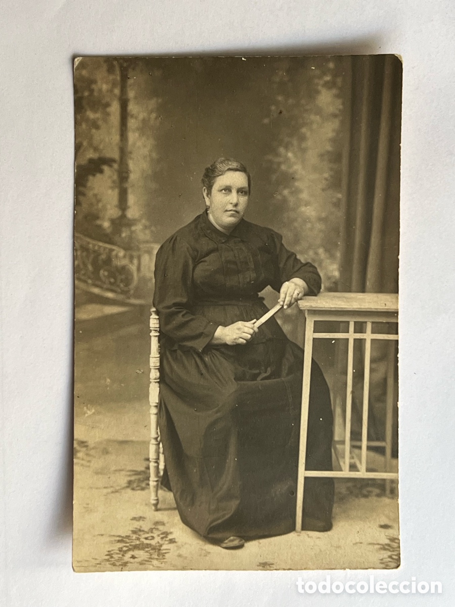 Antique Photography: SE&Ntilde;ORA DE NEGRO.. con abanico en mano.. Retrato de estudio costumbrista.. (h.1910?)