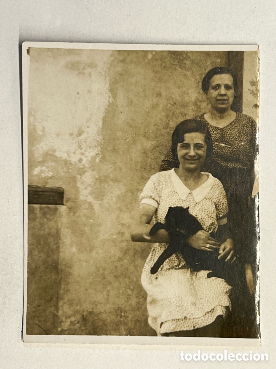 Antique Photography: MINUTEROS.. NAVAJAS Castellon. La joven que adoraba a su gato negro (h.1930?)