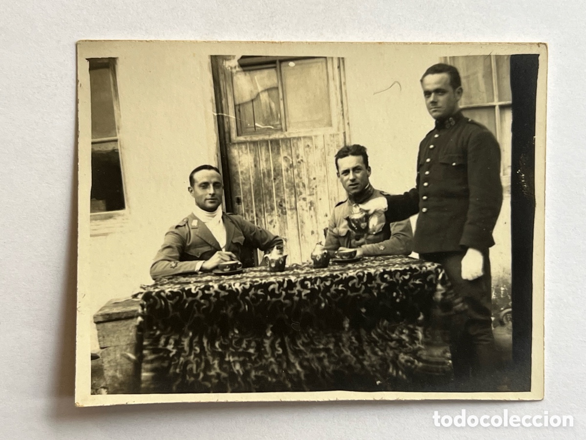 Alte Fotografie: MINUTEROS, Militares Alfonsinos en la hora del T&eacute;.. (h.1920?) Med&iacute;das: 9 x 7 cm