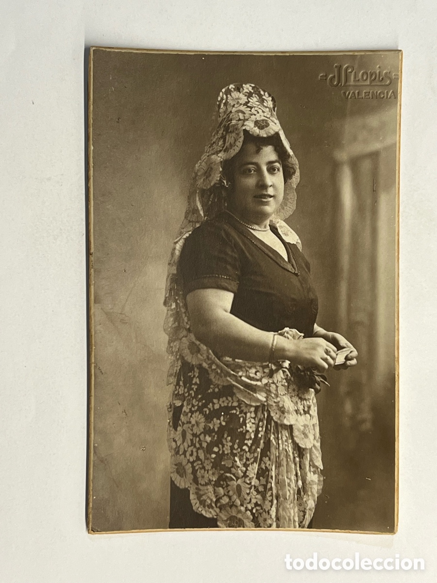 Alte Fotografie: FOTOGRAF&Iacute;A.. Una Valenciana de Armas tomar con Mantilla Blanca (h.1910?)