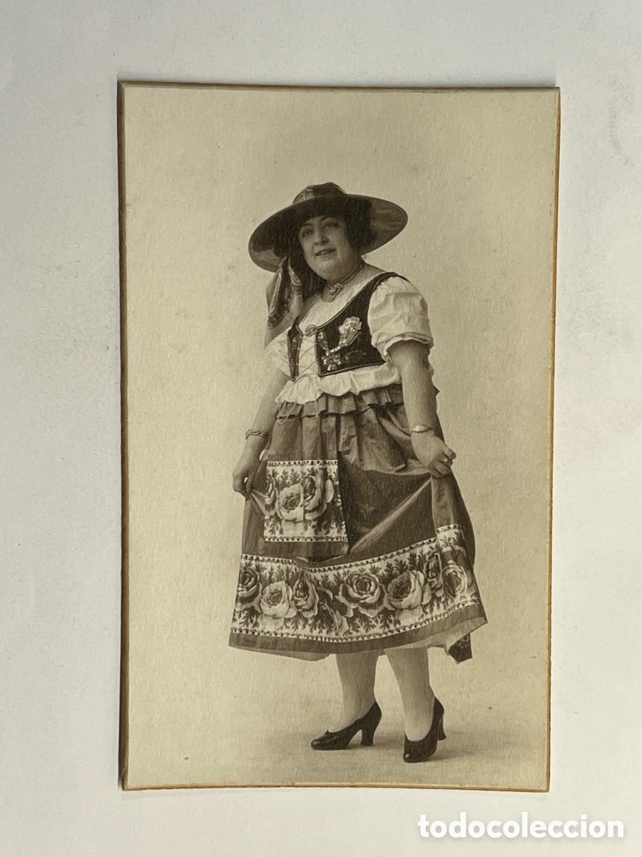 Fotograf&iacute;a antigua: FOTOGRAF&Iacute;A.. Una Valenciana de Armas tomar con Traje Regional (h.1910?)