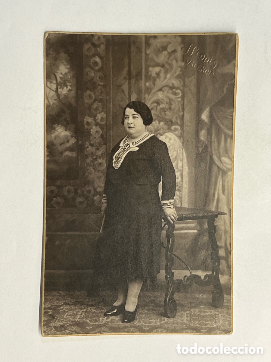 Fotograf&iacute;a antigua: FOTOGRAF&Iacute;A.. Una Valenciana de Armas tomar&hellip; G&ecirc;nio y Figura (h.1910?)