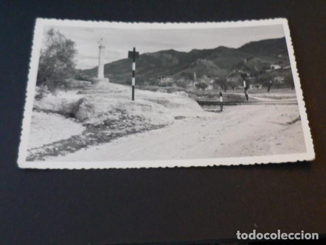 Fotograf&iacute;a antigua: PASO A NIVEL FERROCARRIL A IDENTIFICAR FOTOGRAFIA TAMA&Ntilde;O POSTAL