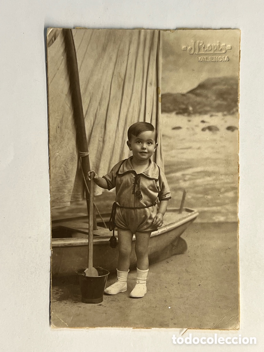 Fotograf&iacute;a antigua: NI&Ntilde;OS. Fotograf&iacute;a antigua..el Ni&ntilde;o del Barquito (h.1930?) LLOPIS&hellip; Medidas: 8,5 x 13,5 cm.,