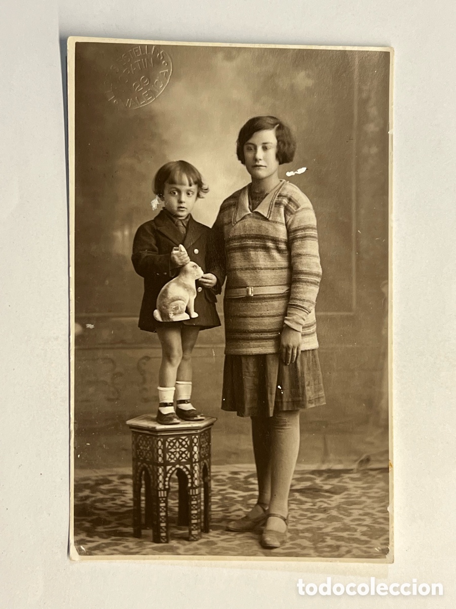 Fotograf&iacute;a antigua: NI&Ntilde;OS. Fotograf&iacute;a. Las Ni&ntilde;as del Conejo (h.1930?) LLOPIS ESTELLES, Medidas: 8,5 x 13,5 cm.