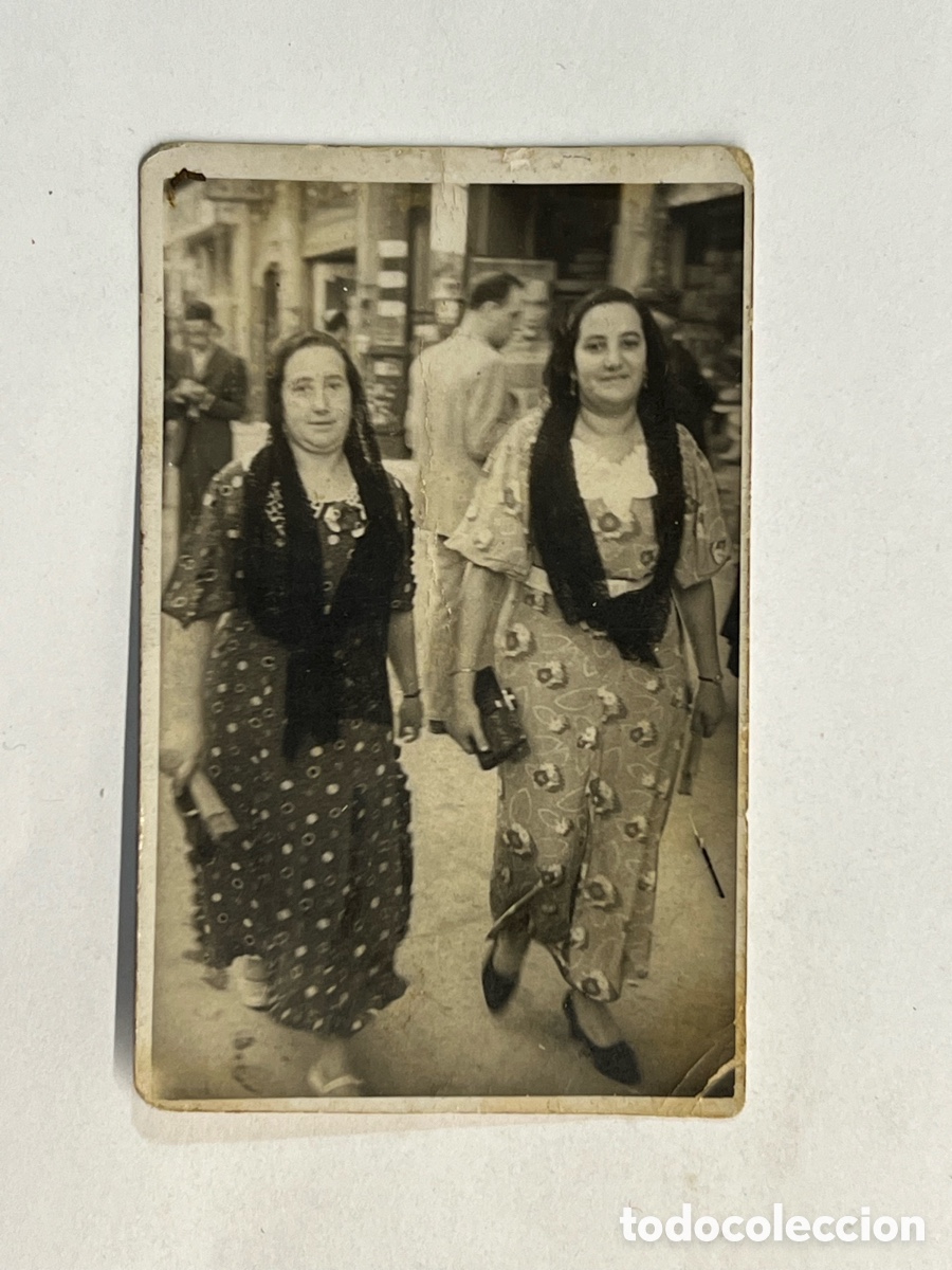 Fotograf&iacute;a antigua: LA VALENCIA REPUBLICANA.. Minuteros&hellip; Se&ntilde;oras con velo&hellip; de confesi&oacute;n Cat&oacute;lica&hellip; (a.1935)