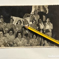 Fotografía antigua: FALLAS. FOTOGRAFÍA FALLA ANTIGUA RODEADA DE FALLEROS Y FALLERAS (H.1945?)