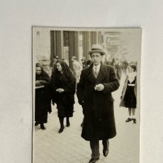 Fotografía antigua: MINUTEROS MADRID. FOTOGRAFÍA ANTIGUA.. SORPRENDIDO POR LA CALLE MONTERA… CON MUCHO FRÍO (H.1920?)