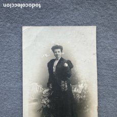 Fotografía antigua: 1909 - BARCELONA. FOTOGRAFIA UNA SEÑORA CATALANA. BANUS, DEDICADA