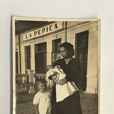 Fotografía antigua: MINUTEROS VALENCIA. PLAYA FOTOGRAFÍA LA PEPICA.. LA DUEÑA Y SU RECIÉN NACIDO…(H.1945?)