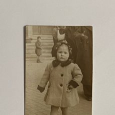 Fotografía antigua: VALENCIA MINUTEROS.. NIÑA CON ABRIGUITO .. FOTOGRAFÍA (H.1920?)