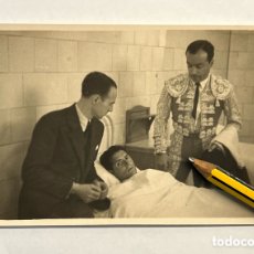 Fotografía antigua: PEDRO VIGIL.. TOROS… FOTOGRAFÍA AL TORERO QUE LE SORPRENDIÓ UNA CORNA…. (H.1950?)