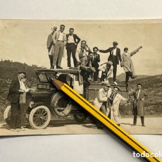 Fotografía antigua: GERONA. FOTOGRAFÍA.. CAMIONETA… CAMÍ DE SAN FELIU… GRUPO DE AMIGOS… INVIERNO DE 1920
