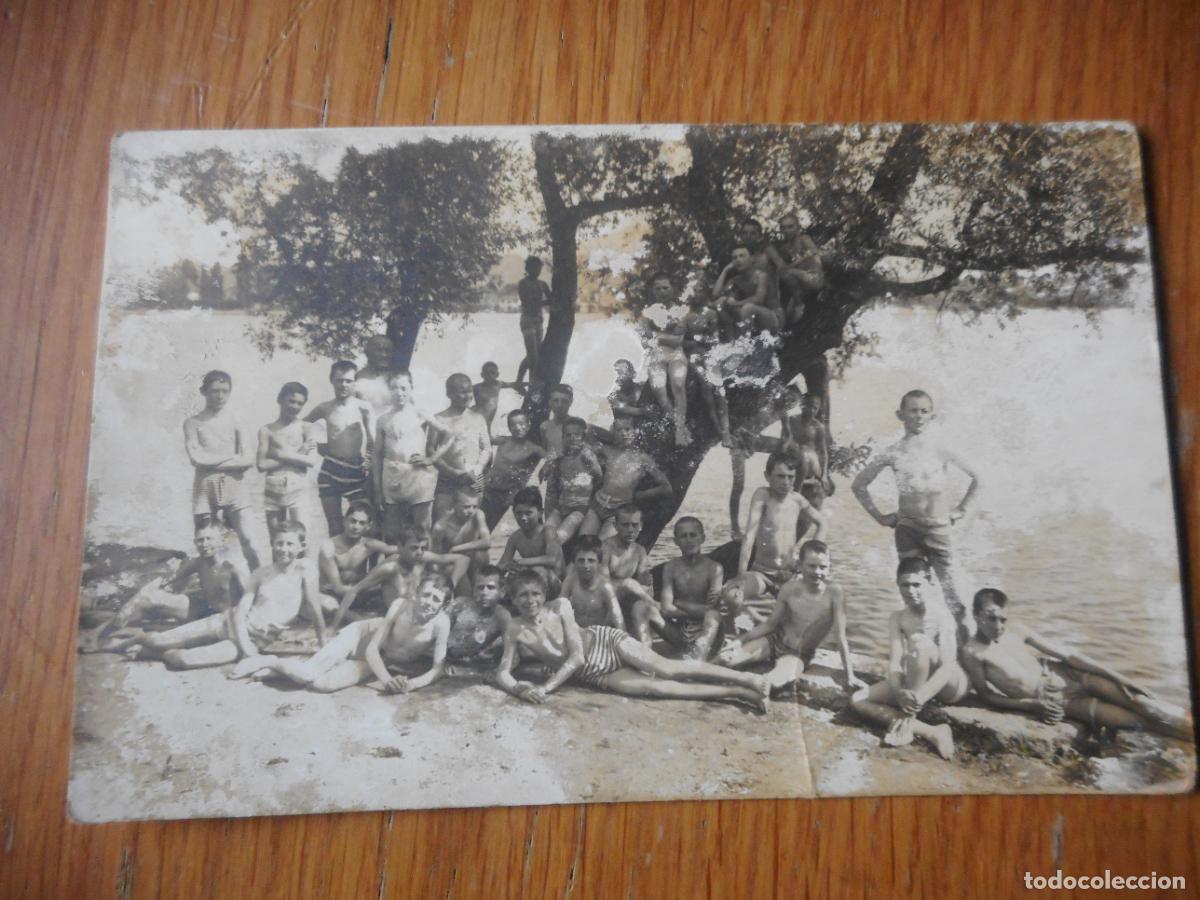 Fotografia antiga: ANTIGUA FOTOGRAFIA DE CHICOS EN BA&Ntilde;ADOR JUNTO A RIO A&Ntilde;OS 30