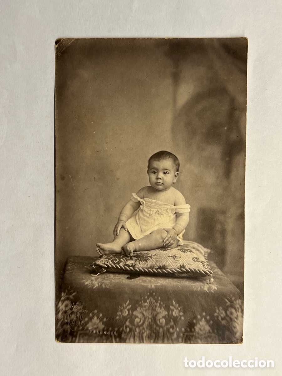 Fotografia antiga: NI&Ntilde;OS.. Fotograf&iacute;a Ni&ntilde;o sobre mullido almohad&oacute;n&hellip; J. Derrey, fot&oacute;grafo&hellip; (h.1920?)