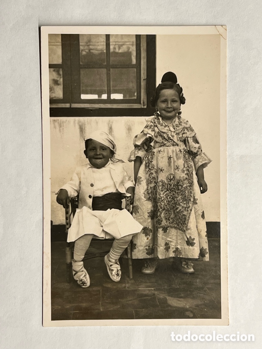 Alte Fotografie: FALLEROS.. Fotograf&iacute;a Ni&ntilde;os con traje regional.. 2 jovens fallerets (h.1930?)