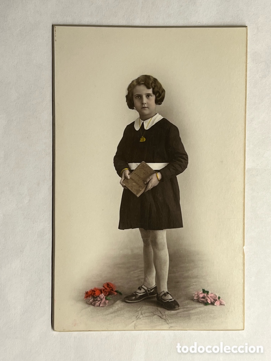 Fotograf&iacute;a antigua: NI&Ntilde;OS.. Fotograf&iacute;a Ni&ntilde;a con libro y flores rosas y rojas., J. Derrey, fot&oacute;grafo Valenciano (a.1933)