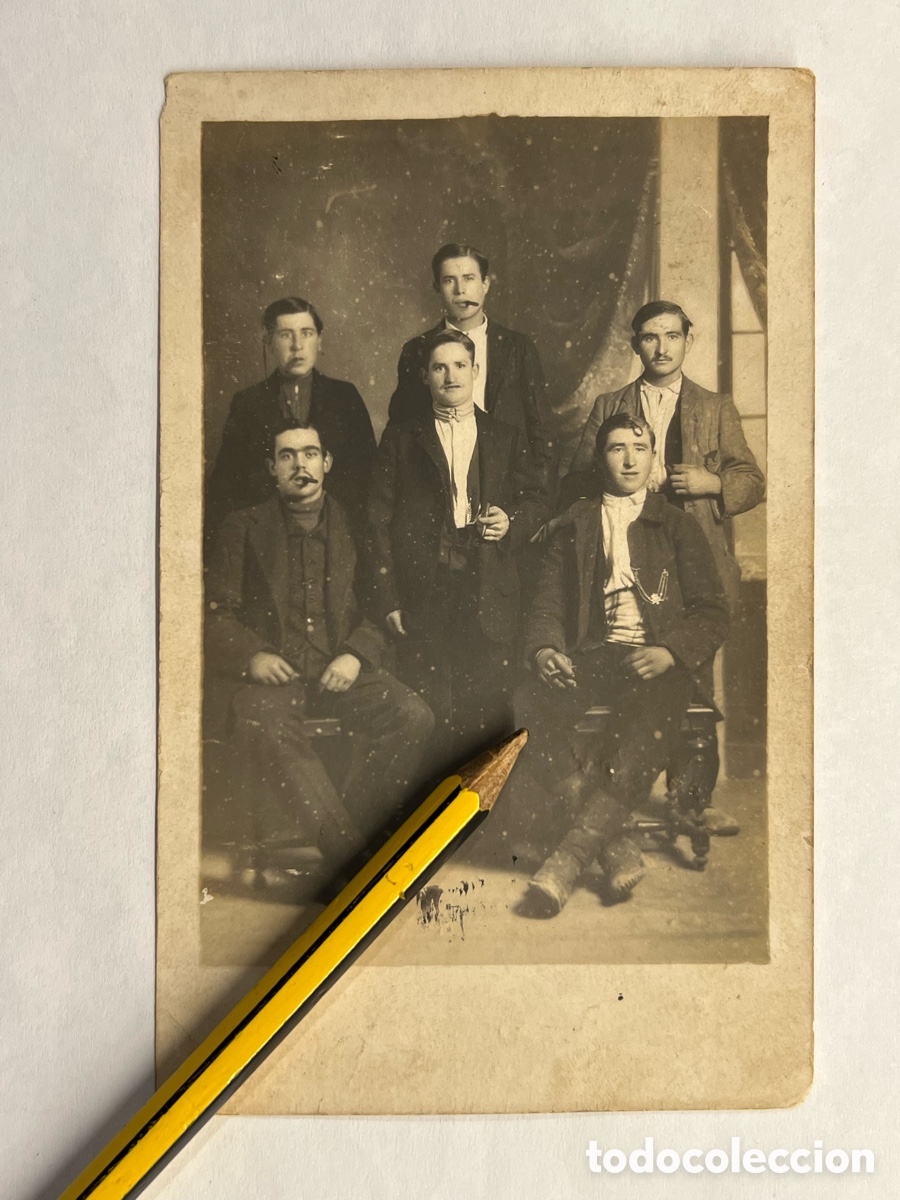 Alte Fotografie: HOMBRES Y CIGARROS.. Fotograf&iacute;a amigos unidos por el humo&hellip;. fotograf&iacute;a costumbrista (h.1910?)